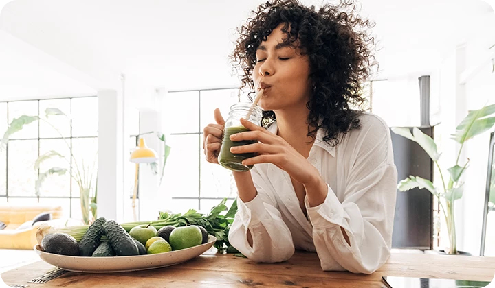 Frau trinkt gesunden Smoothie Wichtige Nährstoffe zu sich nehmen