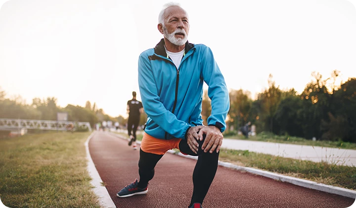 Mann dehnt sich nach Lauftraining Joggen Anfänger