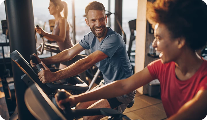 Zwei Personen beim Spinning Cardio Training Fahrrad
