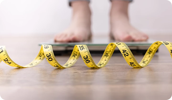 Waage und Maßband BMI Normalgewicht